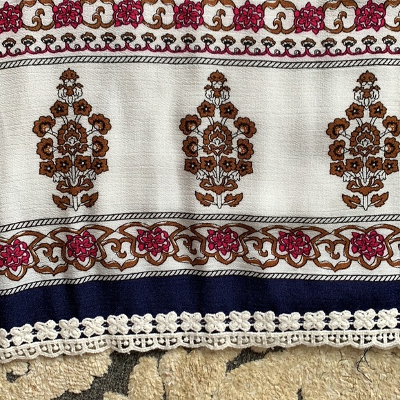 Top with open shoulder and flowy look. Very boho! - Picture 7 of 8